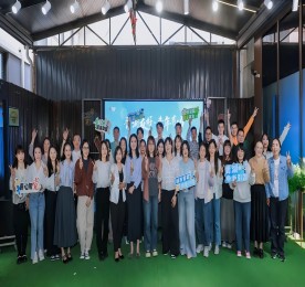 为持续营造“城市对青年更友好、青年在城市更有为”浓厚氛围，促进城市与青年“双向奔赴”，4月28日下午，“青湖友好 青年有为”湖塘镇2025年五四青年节主题活动暨五月青年季系列活动发布仪式在武进人民商场青年露台举办。各社区、企事业单位、基层团组织代表以及各青年社群主理人参与活动。